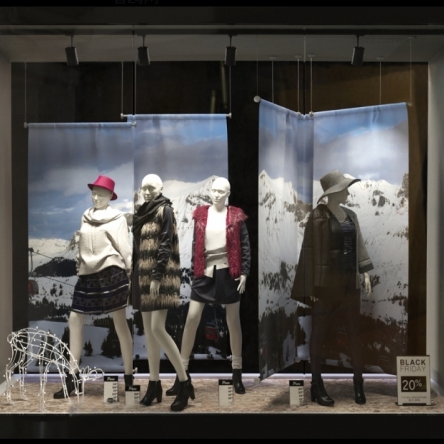 现代服装店橱窗3D模型